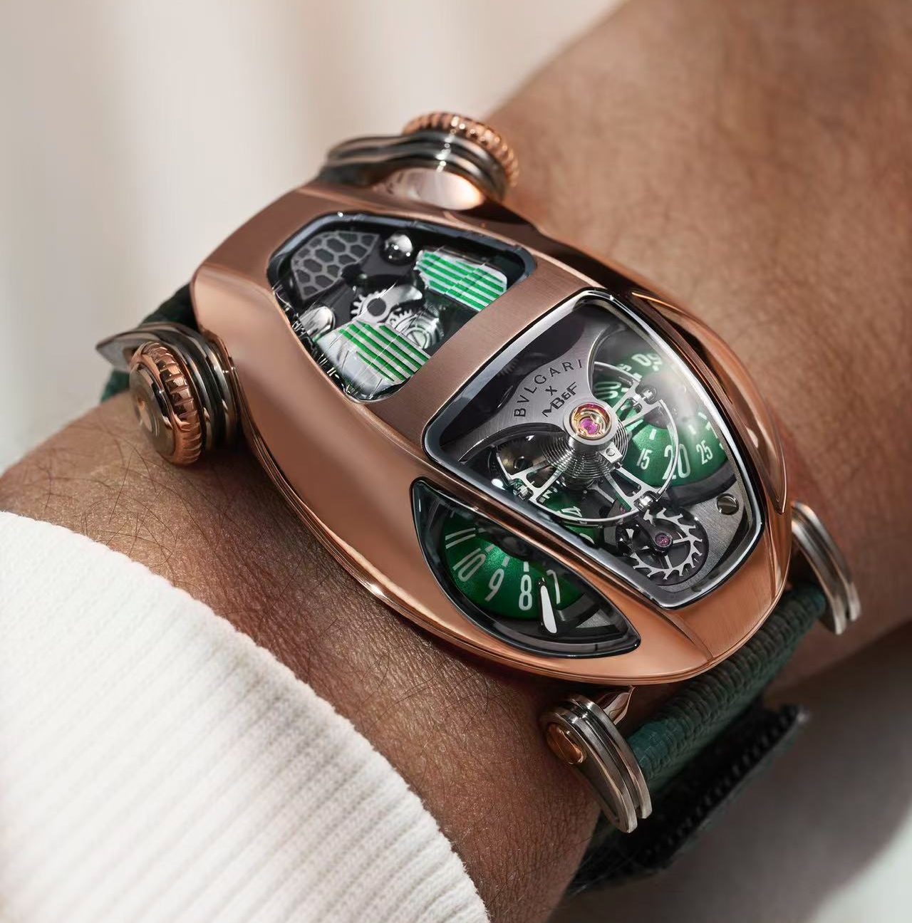 全新Bulgari x MB&F Serpenti – 金、鈦、黑蛇齊獻瑞