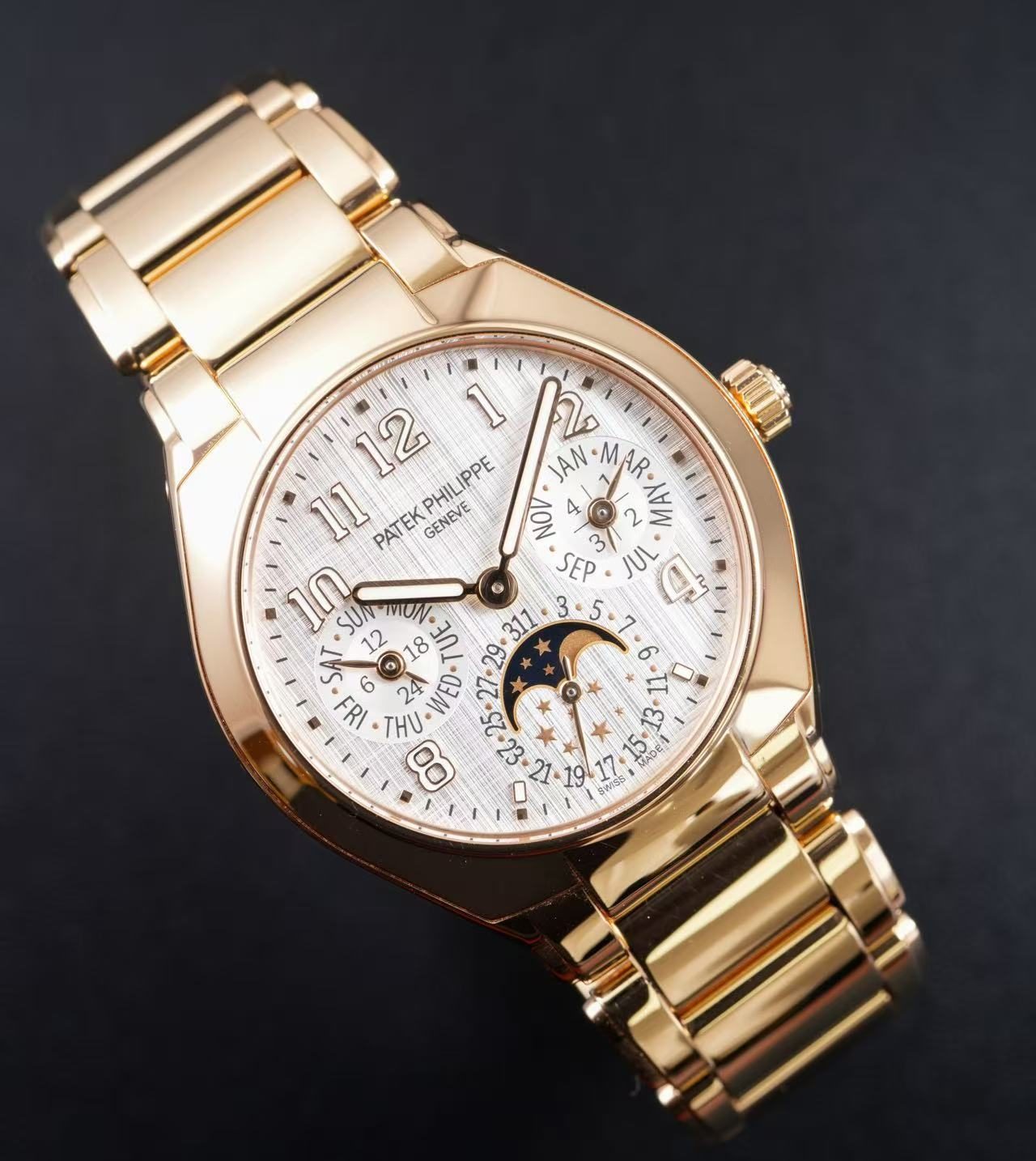 首款無鑲嵌寶石圓形複雜功能的Twenty~4